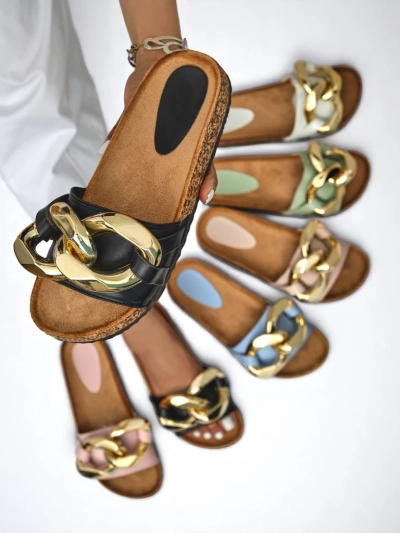 Летни чехли Ariadne Royalfashion с голяма златна верижка, черна кожа