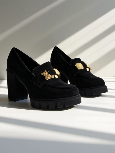 Зашеметяващи черни обувки на ток от велур, елегантни и модерни