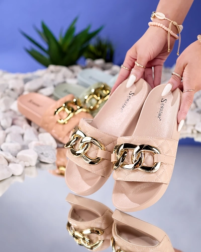 Beżowe damskie pikowane klapki ze złotym łańcuszkiem Eteris - Obuwie