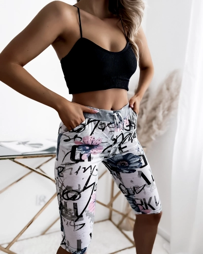 Biało- niebieskie spodenki damskie 3/4 z printem PLUS SIZE- Odzież