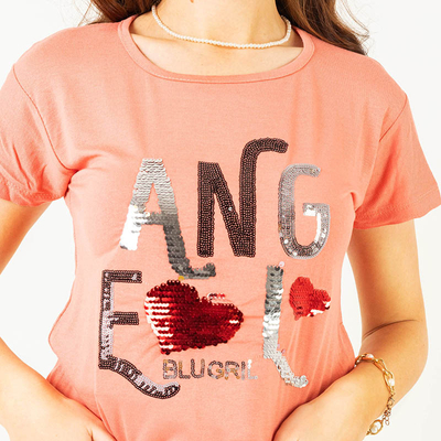 Koralowy damski t-shirt z napisem z cekinów - Odzież