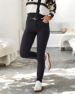 Тъмносиньо || черен