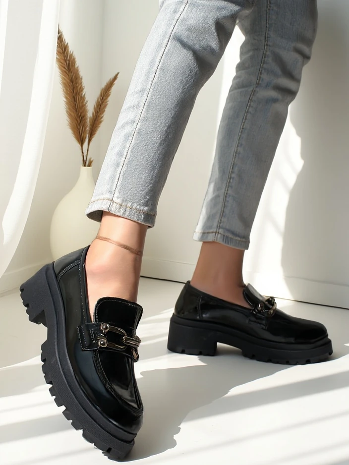 Royalfashion Дамски лакирани лофери Arieda