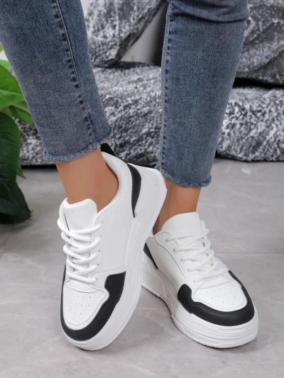 Удостоените се с тази стилна обувка - Дамски маратонки с блестящи елементи Samoles