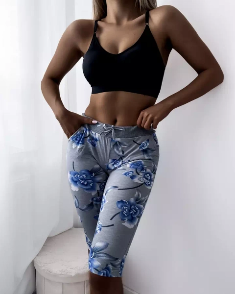 Szare damskie spodenki 3/4 z kwiatowym wzorem - Odzież