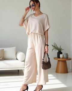 Светло бежово