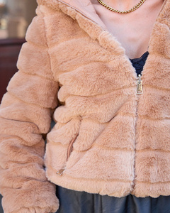 светлокафяв || кафяв