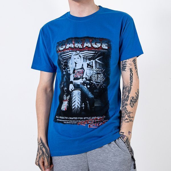 Kobaltowy bawełniany t-shirt męski zdobiony printem i napisem - Odzież
