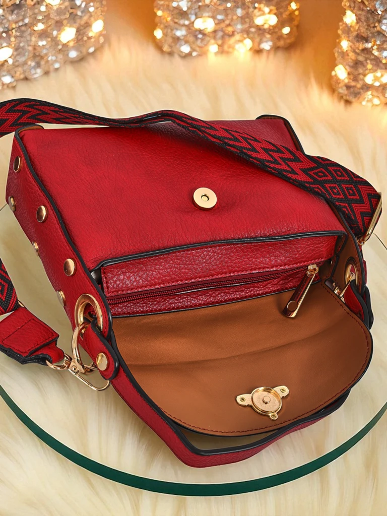 Дамска чанта Ariadna Rosso от еко кожа с декоративна пчела, червена