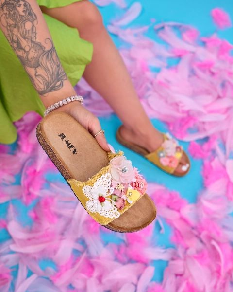 Damskie klapki z tkaninowymi kwiatami w kolorze żółtym Ososi- Obuwie