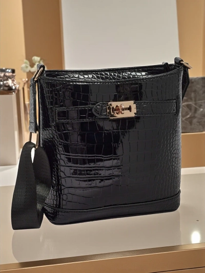 Лакирана малка дамска чанта от еко кожа Arlisse