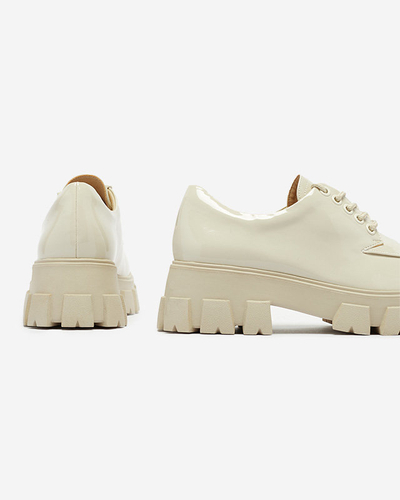 Jasnobeżowe damskie lakierowane półbuty sznurowane Ginara - Obuwie