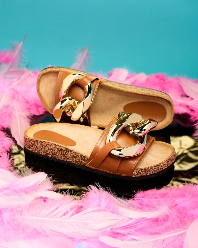 Brązowe klapki damskie z ozdobą w Fixci- Obuwie