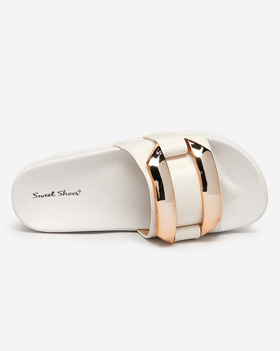 Białe damskie klapki ze złotą ozdobą Serina - Obuwie