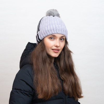 Сива изолирана шапка с бели райета и помпон - Аксесоари