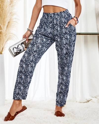 Royalfashion Дамски панталон от плат в морско синьо с бели цветя