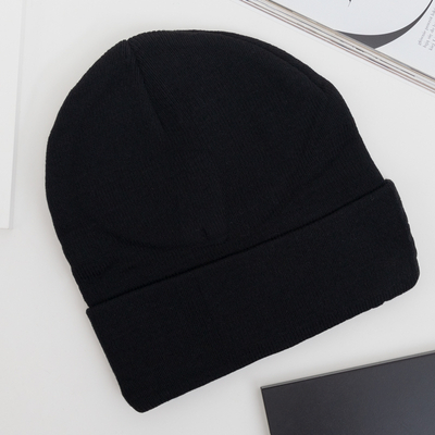 Czarna czapka beanie z naszywką - Akcesoria
