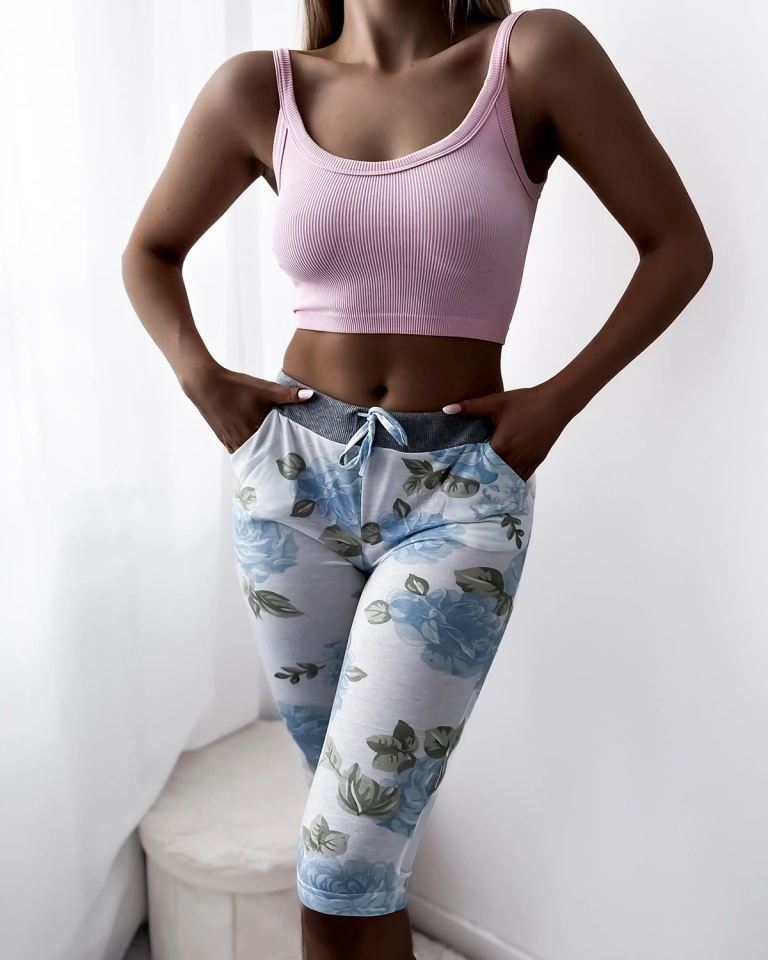 Białe spodenki damskie 3/4 w niebieskie kwiaty- Odzież