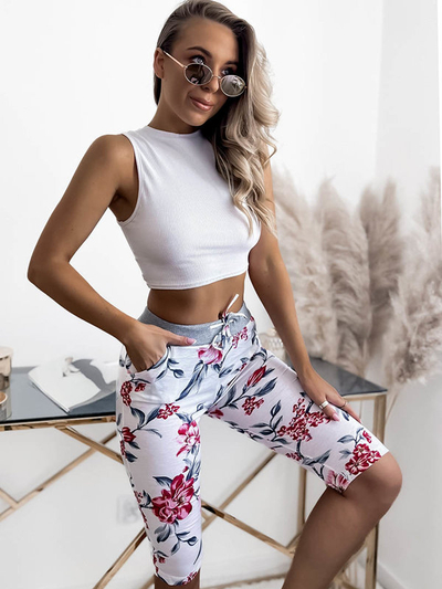 Kwiatowe spodenki damskie 3/4 w kolorze biało- różowym PLUS SIZE - Odzież
