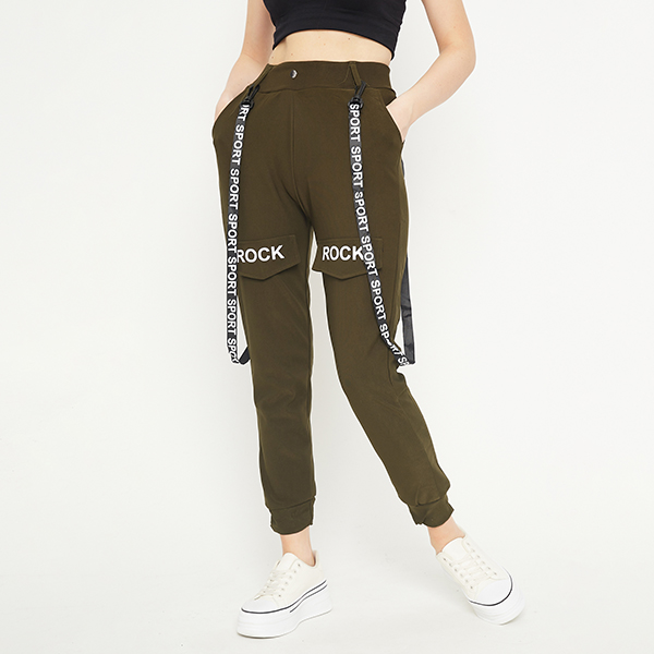 Ciemnozielone damskie materiałowe spodnie typu bojówki z szelkami - Odzież