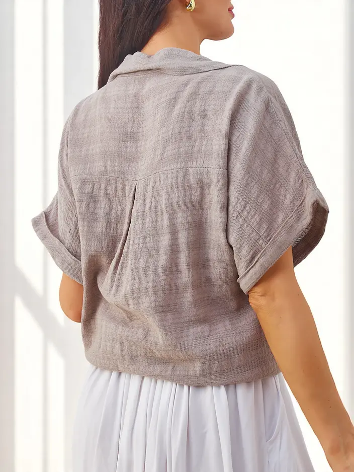 Роклек със щампа от памук с къс ръкав.