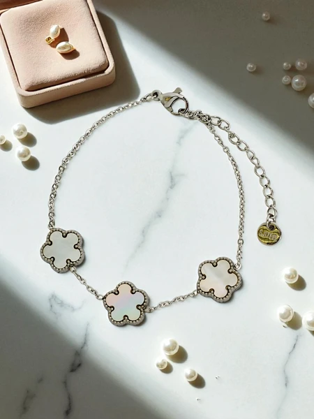 Гривна Callisto Nero с мотив на цвете