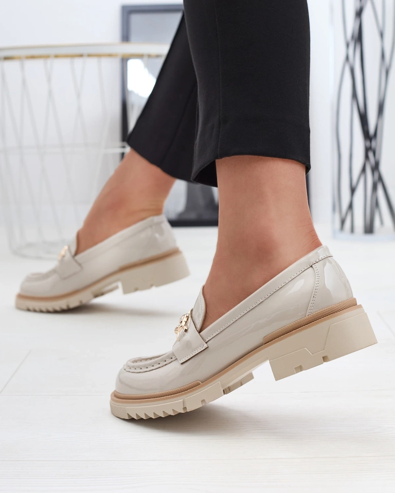 Бежови лакирани дамски мокасини с верижка Sotella - Обувки