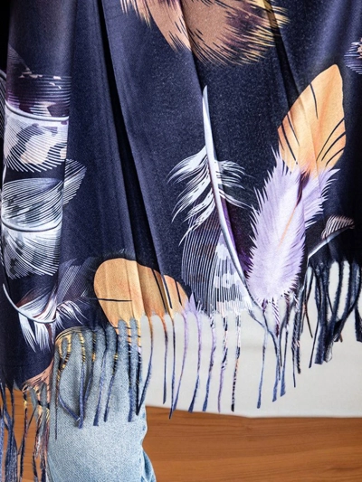 Granatowa chusta damska w piórka - Akcesoria 