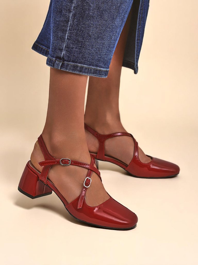 Royalfashion Дамски обувки на нисък ток с декоративни каишки Lollita