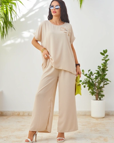 Royalfashion Дамски комплект с къс ръкав, декоративно цвете и широки панталони