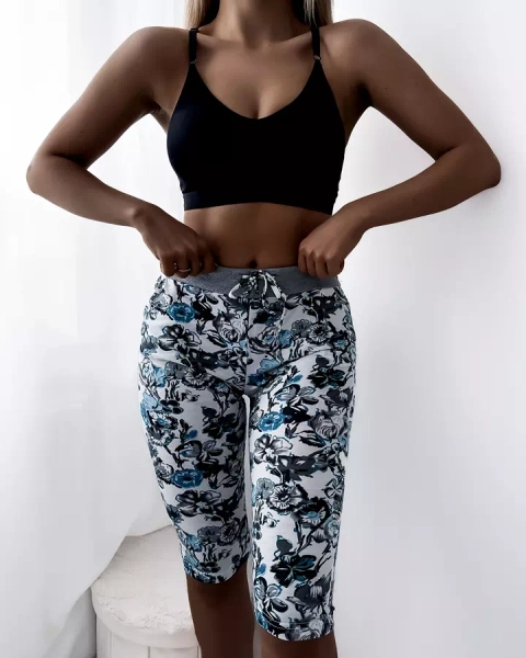 Wzorzyste spodenki damskie 3/4 w kolorze biało- turkusowym PLUS SIZE- Odzież