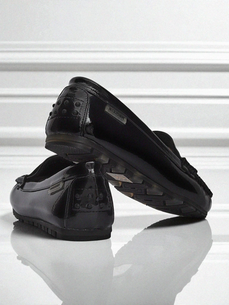 Дамски мокасини Cyra Nero от екологична лакирана кожа, класически италиански стил