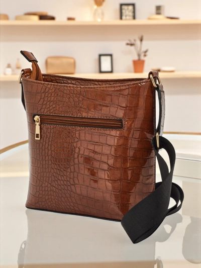 Лакирана малка дамска чанта от еко кожа Arlisse