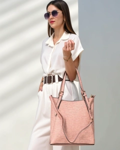 Светло розово