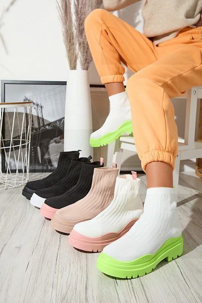 Botki damskie na grubszej podeszwie w kolorze biało- różowym Korlico- Obuwie