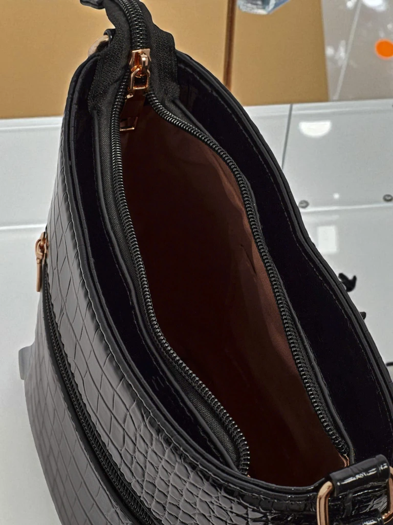 Лакирана малка дамска чанта от еко кожа Arlisse