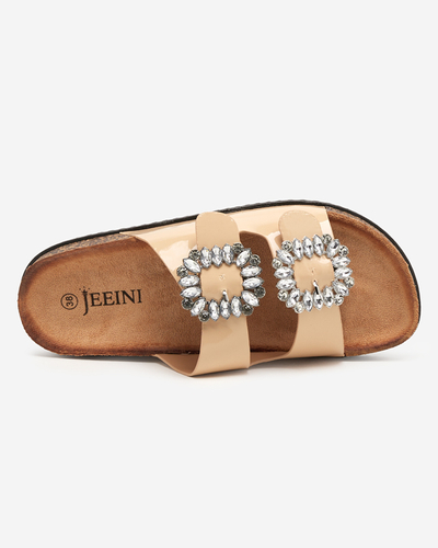 Beżowe damskie klapki ze zdobionymi klamerkami Olimika - Obuwie