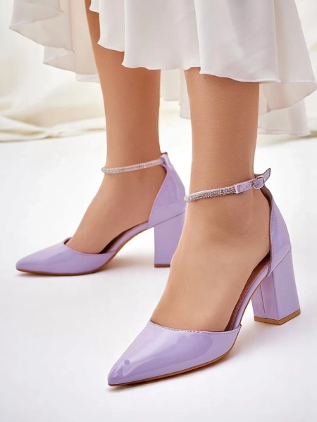 Обувки от лакова кожа за жени Royalfashion с лента с кристали Furoni