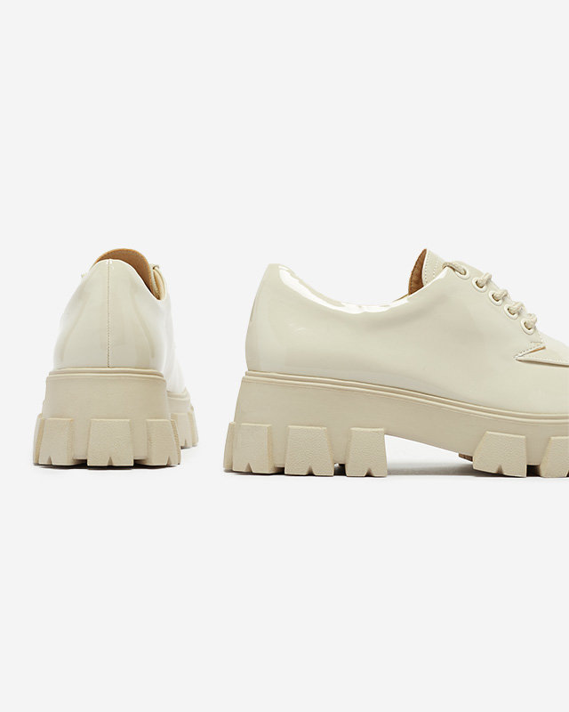 Jasnobeżowe damskie lakierowane półbuty sznurowane Ginara - Obuwie