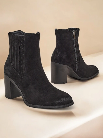 Royalfashion Дамски боти от еко велур на блок ток Cesios