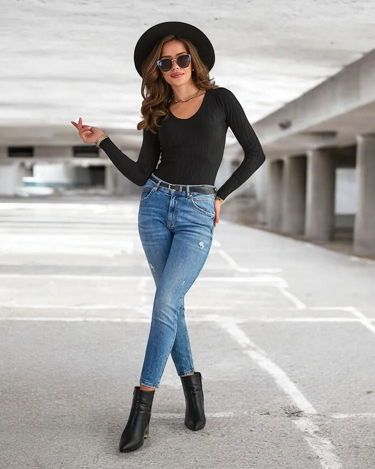 Дамски черен пуловер с V-образно деколте - Clothing