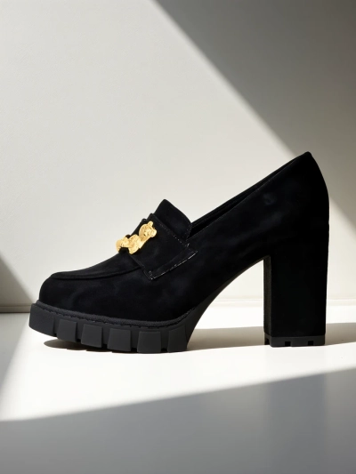 Зашеметяващи черни обувки на ток от велур, елегантни и модерни