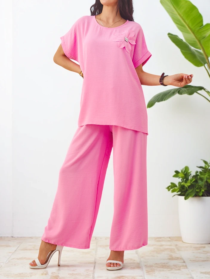 Royalfashion Женски комплект с къс ръкав и декоративно цвете и широки панталони