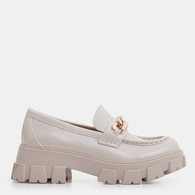 Jasnobeżowe damskie lakierowane półbuty z łańcuszkiem Ginewra - Obuwie