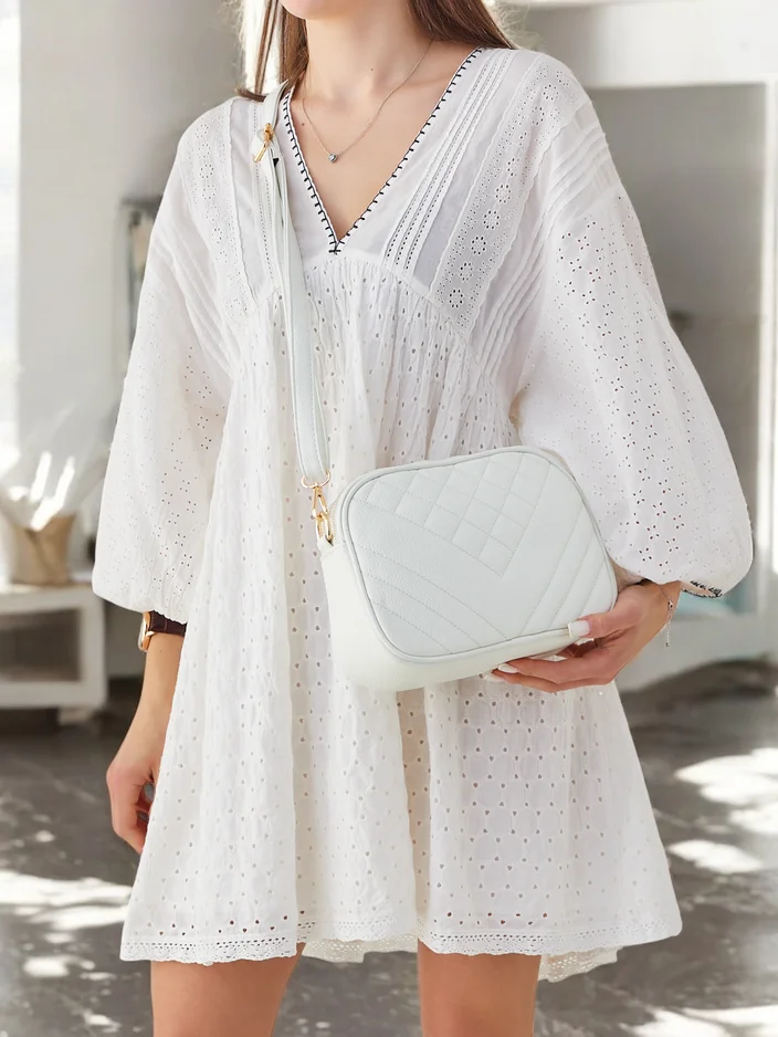 Royalfashion Малка дамска чантичка, изработена от еко-кожа с релеф.