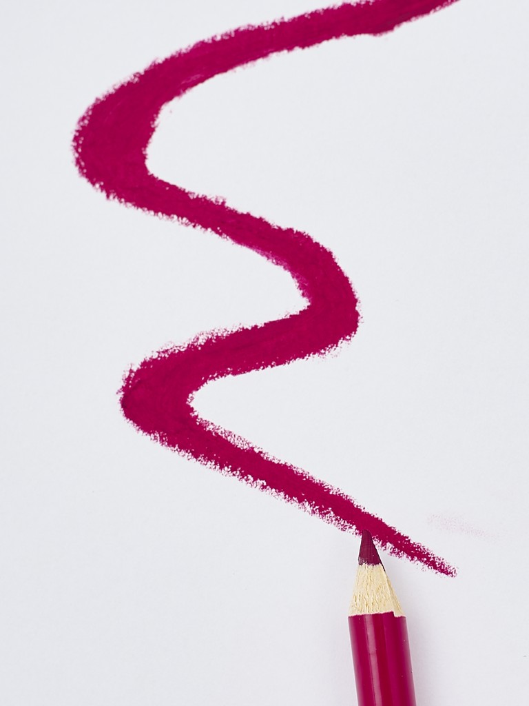 Червило с острилка в цвят тъмночервено вино