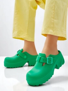 тъмнозелено