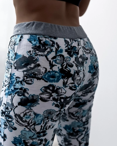 Wzorzyste spodenki damskie 3/4 w kolorze biało- turkusowym PLUS SIZE- Odzież