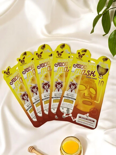 Маска за лице с активен въглен, която дълбочинно очиства, стяга и затяга порите