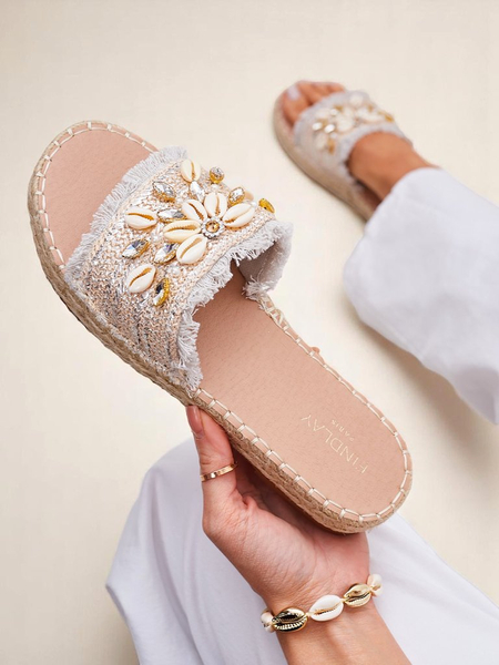 Дамски сандали Perseida Royalfashion сребристи с мидички на плоска подметка